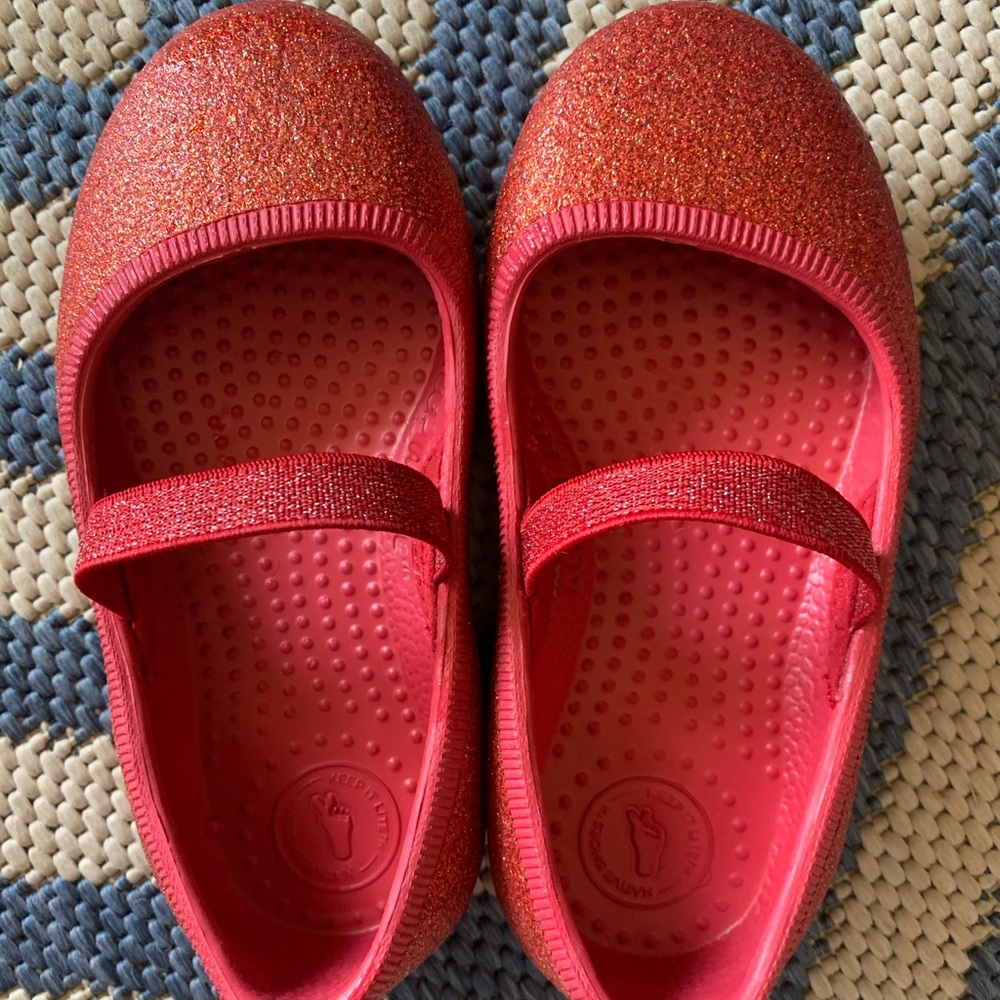 Native flat. Worn once. Like new! Size 7 toddler